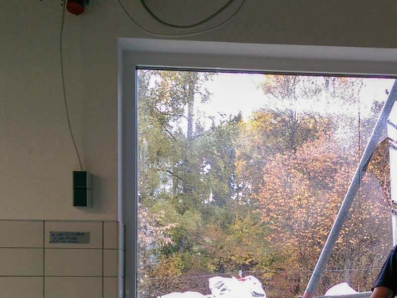 Montage von Splitterschutzfolie im Betrieb durch Hahn Sonnenschutz