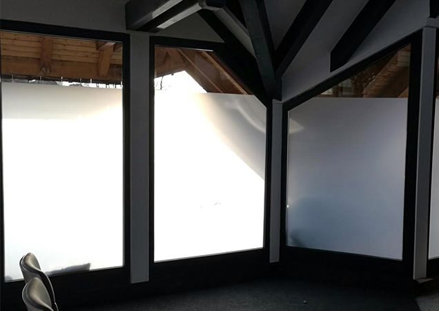 Breite Sichtschutzfolie von Hahn Sonnenschutz im Büro