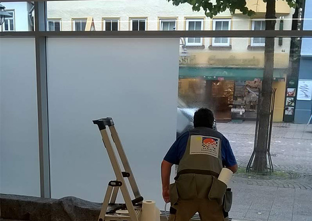 Montage einer Sichtschutzfolie von Hahn Sonnenschutz für Kleingewerbe